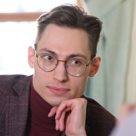 Цифровое насилие: что делать, если партнёр запрещает вести соцсети или диктует свои условия