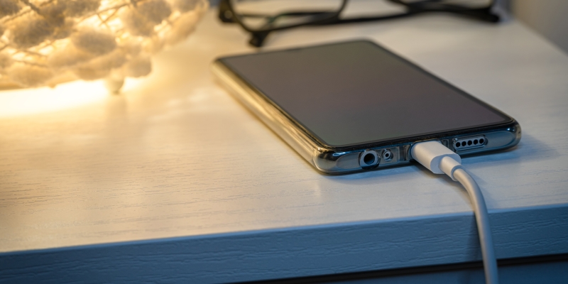 Объясняем за минуту: стоит ли ставить смартфон на зарядку на всю ночь